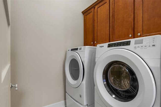 Building Photo - 402 NE 2nd St