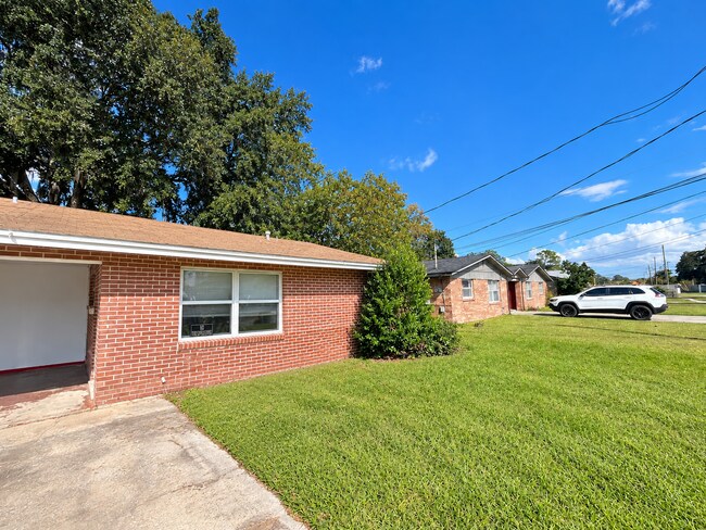 Building Photo - 6075 Longchamp Dr