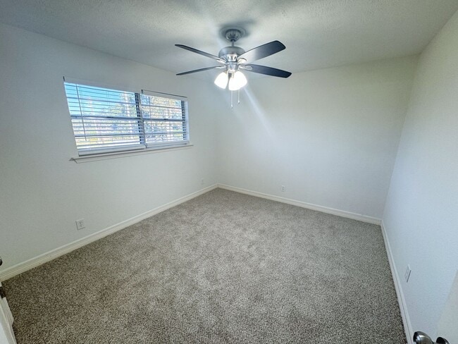 Building Photo - 310 W Pineshadows Dr