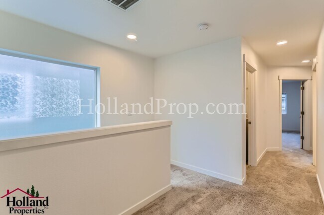 Building Photo - Gorgeous & Spacious Single-Home 3 beds 2.5 bath Available for you!