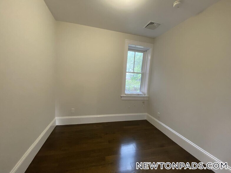 Building Photo - 2044 Beacon St