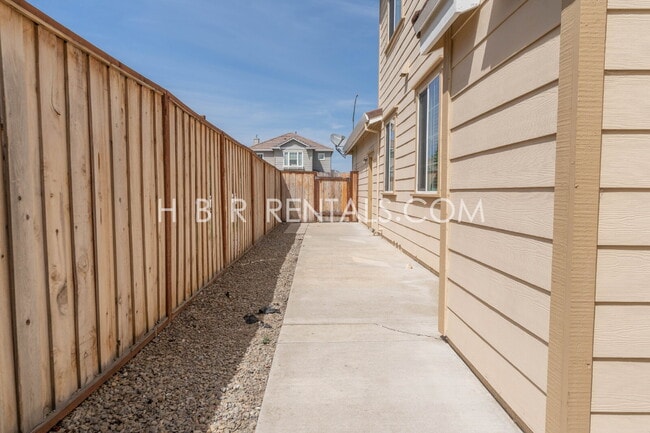 Building Photo - Spacious 5-Bedroom Retreat with 3 Full Baths in Beautiful Tracy – Your Perfect Home Awaits on Ten...