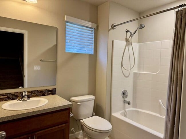 Building Photo - Air Conditioned Beautiful Home in Lynnwood