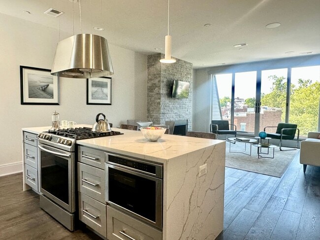Building Photo - 2 Bedroom 2.5 Bathroom Penthouse with Park...