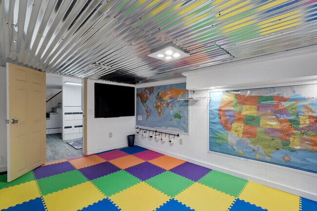 Building Photo - 631 Clover Ln