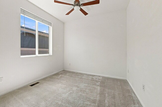 Building Photo - $2,495.95 - 3 Bed, 2.5 Bath Townhome in Aurora with Central AC and In Unit Laundry!