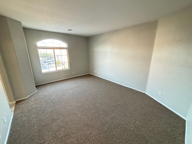 Building Photo - Spacious 3Bed/3Bath Two Story Home Located...