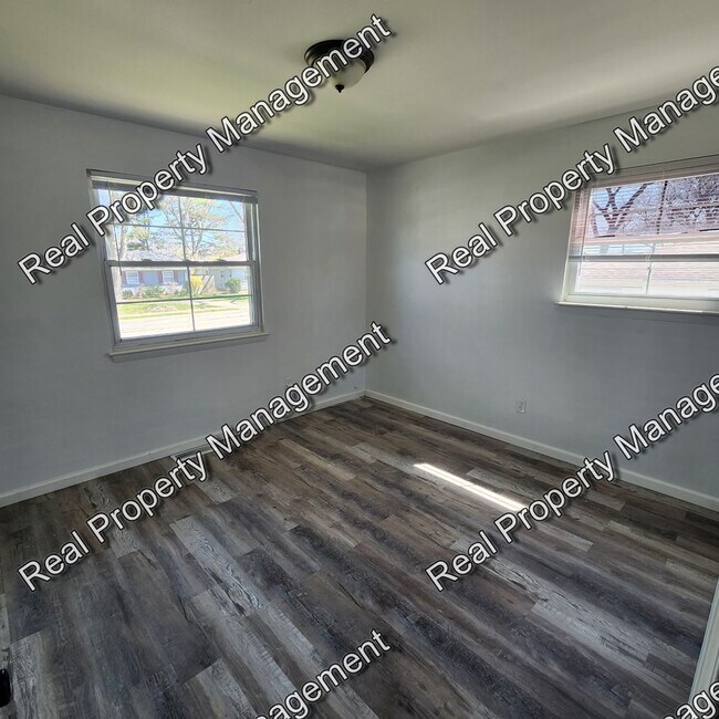 Building Photo - Four Bedroom Bi-Level