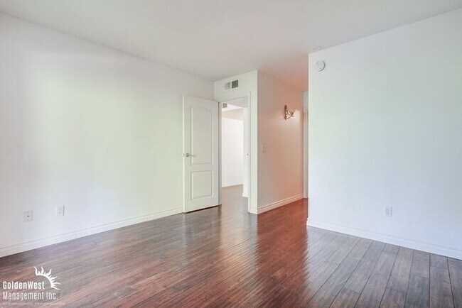 Building Photo - Renovated 2Bdm 2Ba Condo in Prime Carmel M...