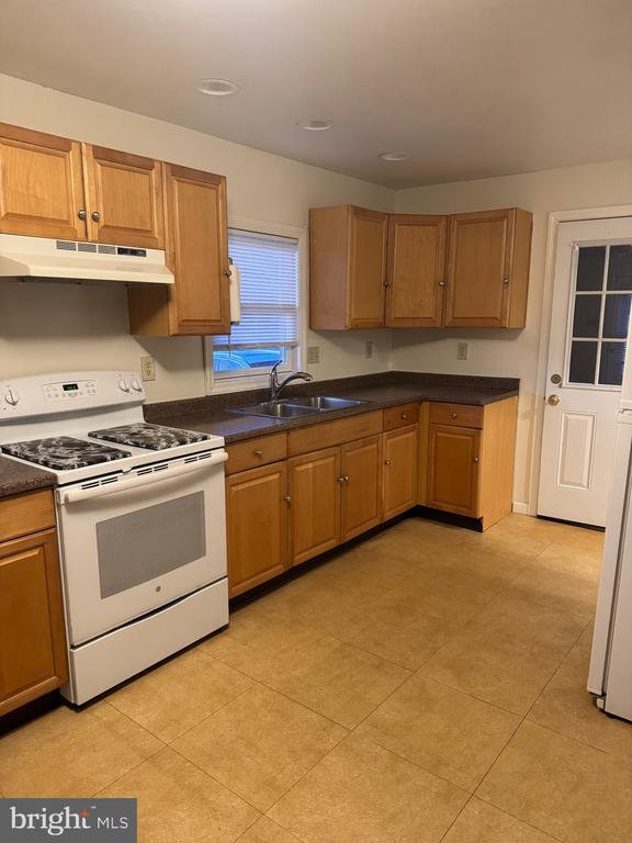 Building Photo - 4594 Post Rd