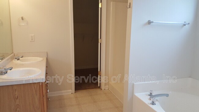 Building Photo - 737 Erin Dr