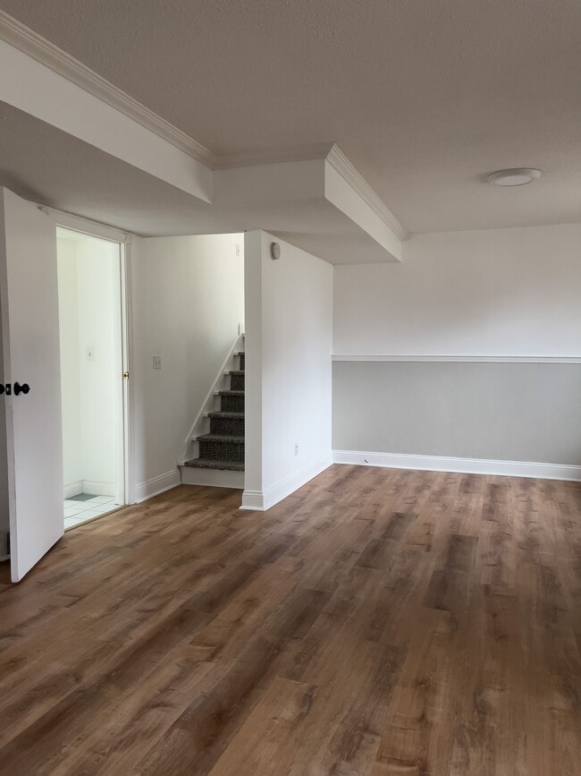 Building Photo - 10571 Center Rd