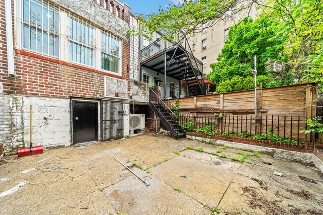 Building Photo - 2458 Lorillard Pl