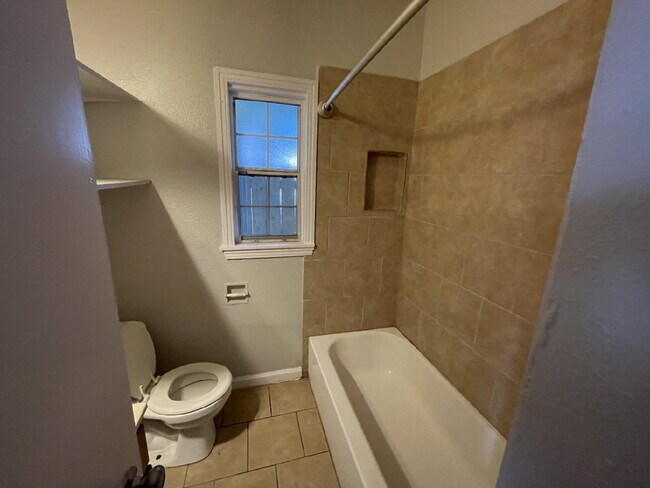 Building Photo - 1 Bed/1 Bath off Blanco