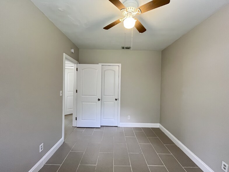 Building Photo - 1635 Brookview Dr S