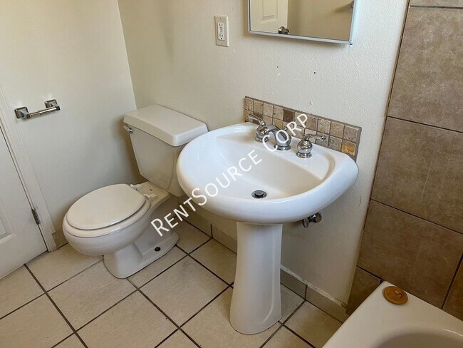 Building Photo - 2 Bedroom Single Story Duplex for Rent in ...