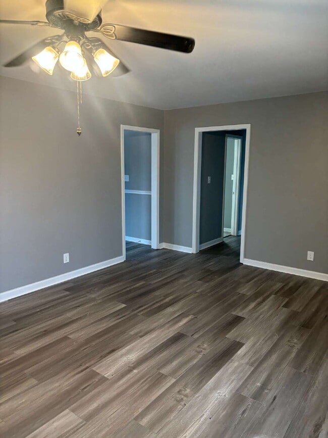 Building Photo - 392 Roselawn Dr