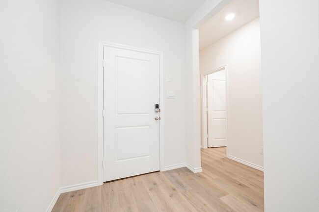 Building Photo - 2110 Thornton Dr