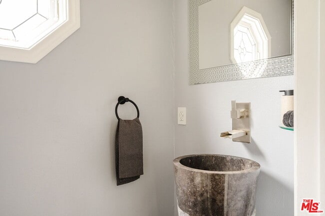 Building Photo - 728 Montecito Dr