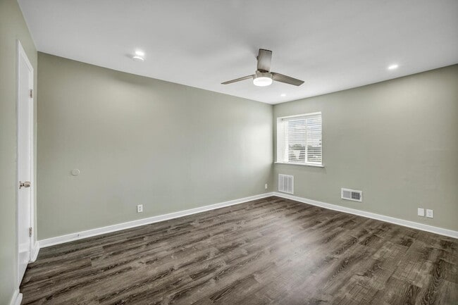 Building Photo - 2808 Skyway Cir