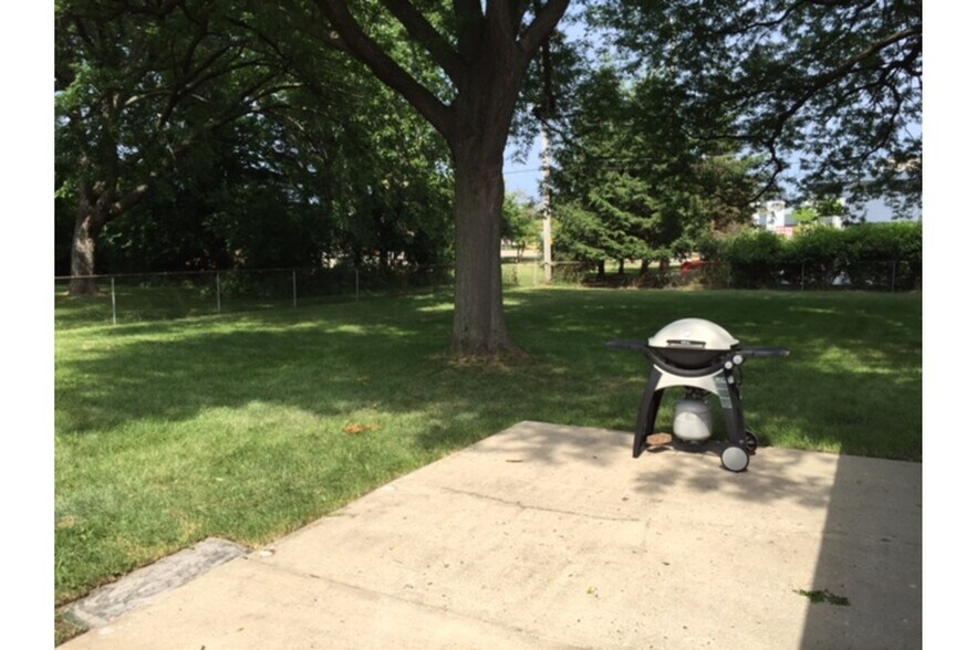 Building Photo - 15 Shagbark Rd