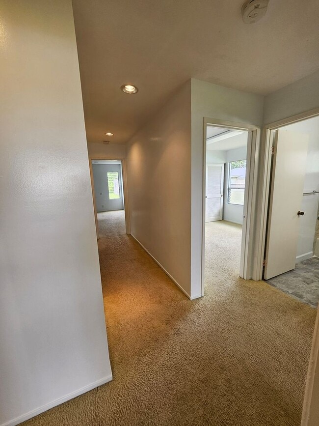 Building Photo - Beautiful 4 Bedroom 2 Bath House