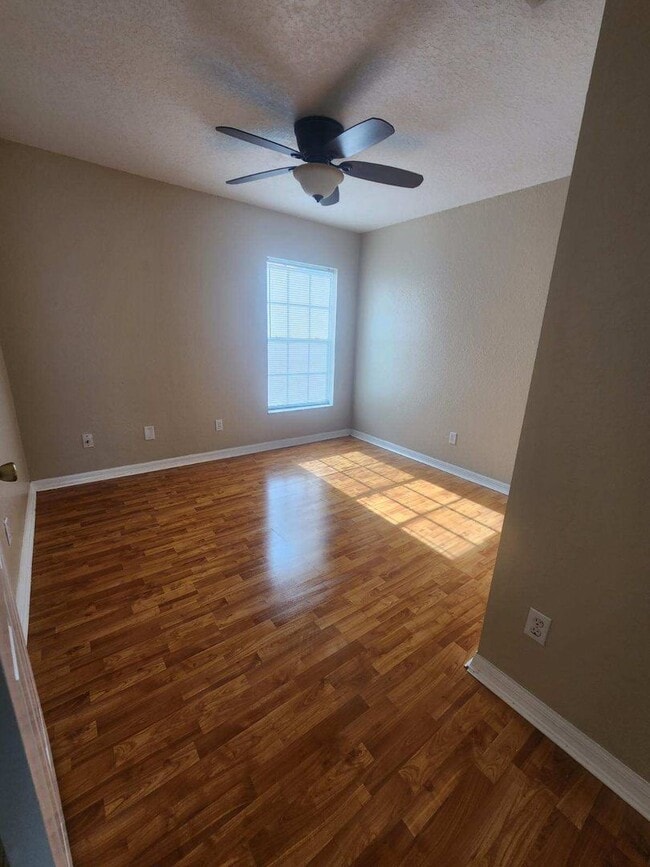 Building Photo - Three Bedroom Two Bath - Auburndale