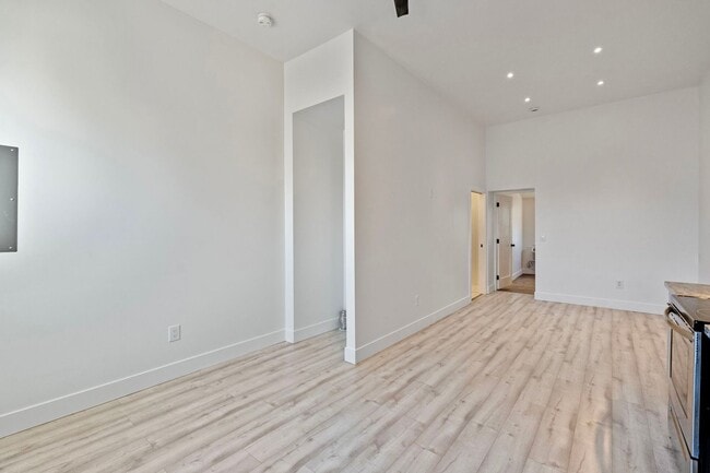 Building Photo - 903 W 7th St