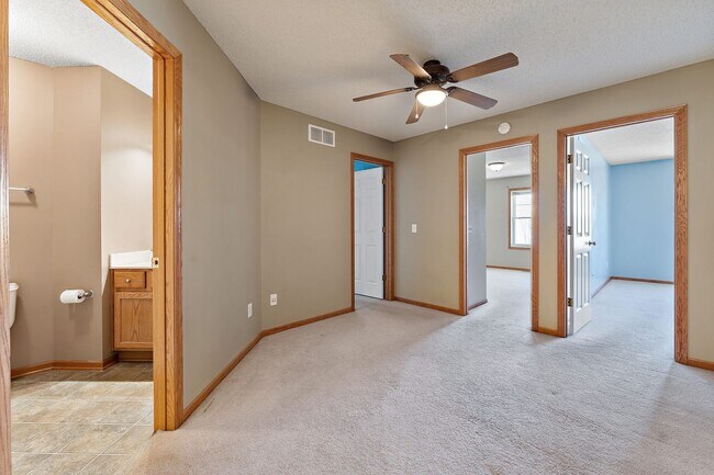 Building Photo - Large 3BR + Loft Townhome | 2-Car Garage | 1,715 Sq Ft