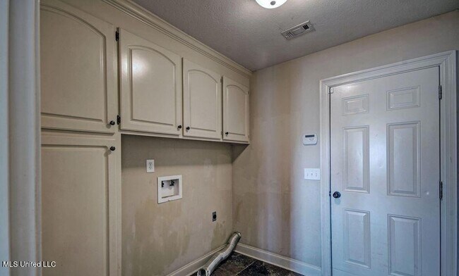 Building Photo - 121 Millhouse Drive