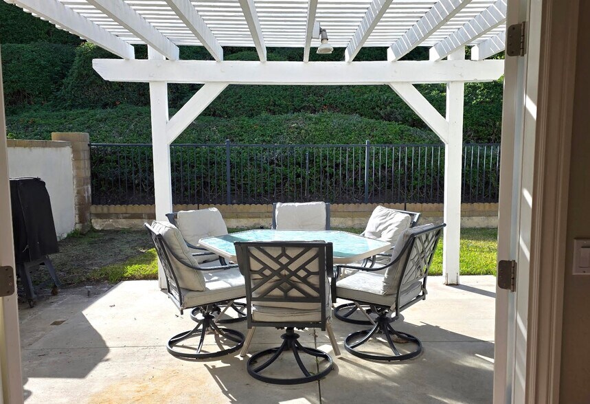 Building Photo - 21705 Cabrosa