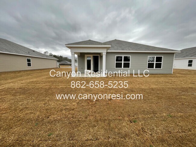 Building Photo - Great Location near everything, beautirul 4 Br 2 Bath