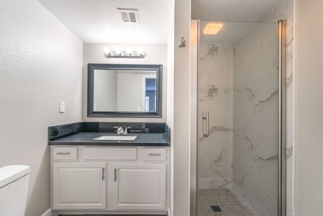 Building Photo - Modern Condo in Guard-Gated Community!