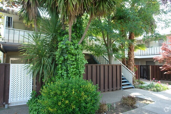Primary Photo - Bahama Lanai Apartments