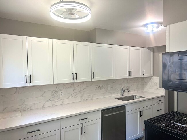 Building Photo - Charming 1-Bedroom Apartment Near JFK – Pr...