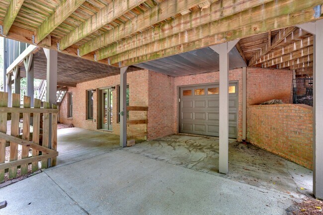 Building Photo - Spacious 7BR House in Powder Springs