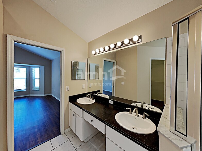 Building Photo - 16502 Lake Heather Dr