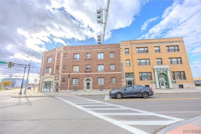 Building Photo - 530 Main St