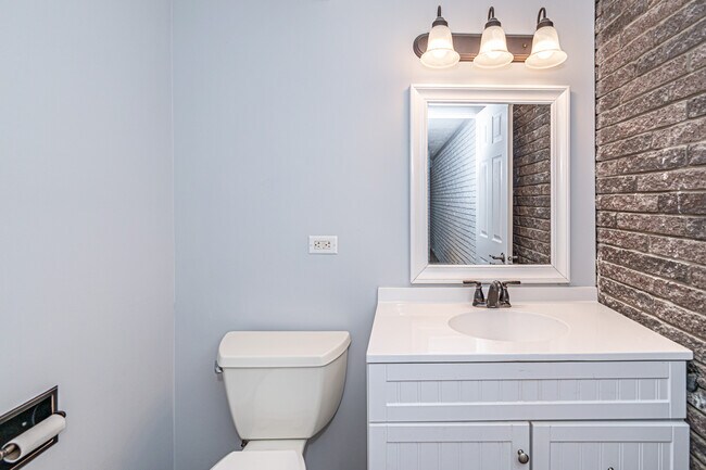 Building Photo - 1403 E Lillian Ave