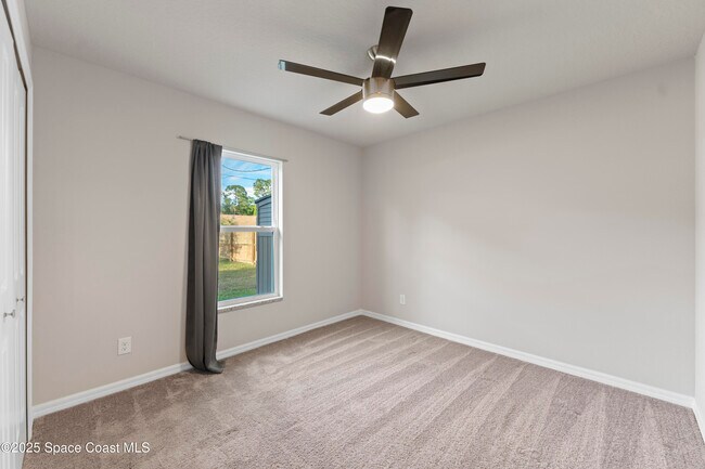 Building Photo - 565 Rembrandt St SE