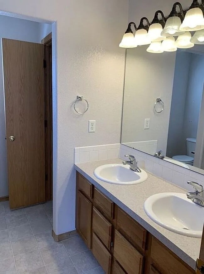 Building Photo - Spacious Single-Family Home in Established Wellington Neighborhood