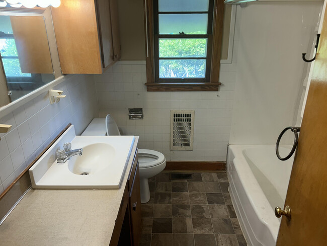 Building Photo - 220 Rebecca Ln