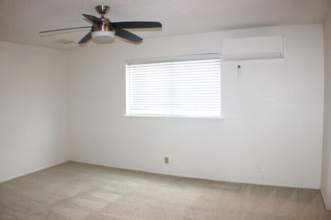 Building Photo - Stylish 3-Bedroom Home with Spacious Backyard & Modern Comforts