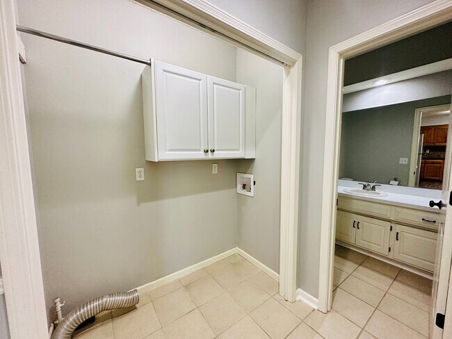Building Photo - {10709}  Spacious Overland Park Duplex + T...