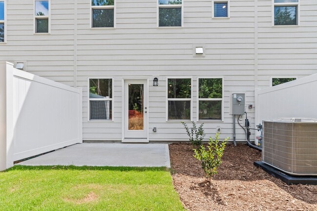Building Photo - Modern 3-Bedroom Townhome Near Downtown Du...