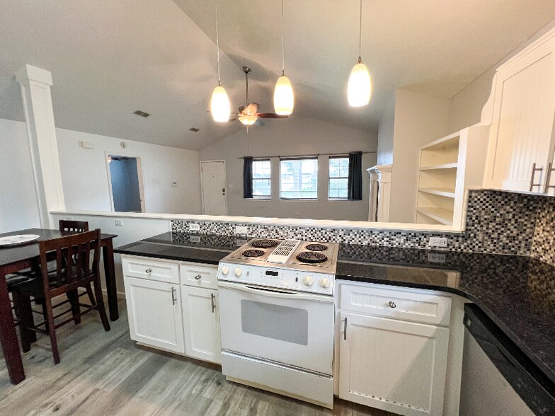 Building Photo - 359 Mercedes Ave