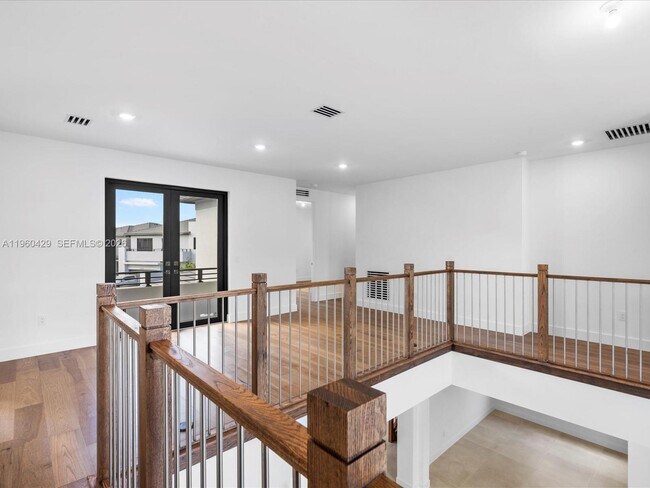 Building Photo - 19701 NE 16th Pl