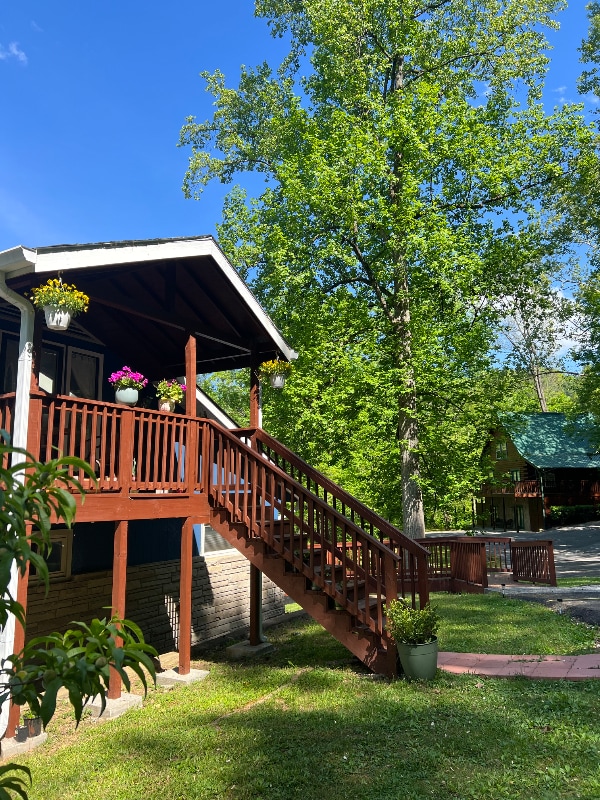 Building Photo - 422 Laurel Ave