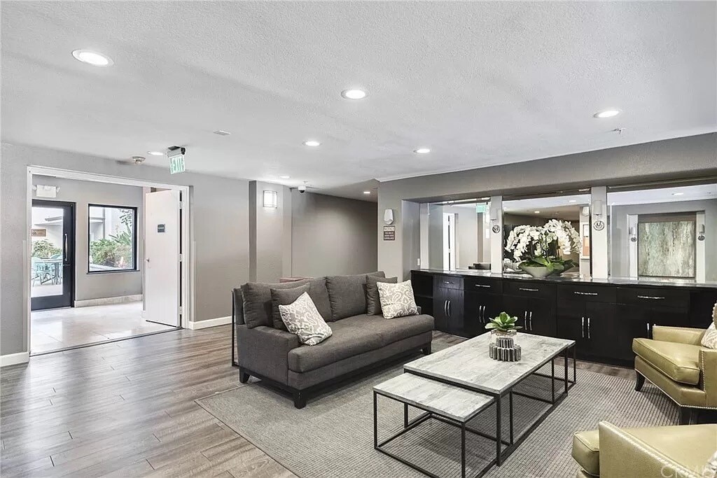 lobby - 838 Pine Ave