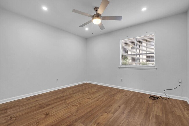 Building Photo - Completely renovated 2/1 on Golf Course!